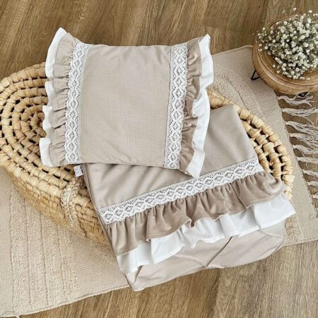 Miękki kocyk dla niemowląt w pastelowym odcieniu, idealny na spacery i do łóżeczka.