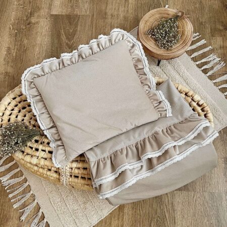 Miękki kocyk dla niemowląt w pastelowym odcieniu, idealny na spacery i do łóżeczka.