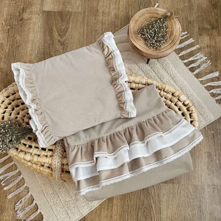 Miękki kocyk dla niemowląt w pastelowym odcieniu, idealny na spacery i do łóżeczka.