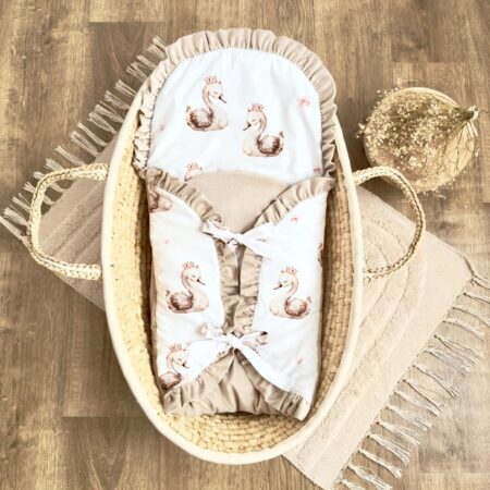 Becik niemowlęcy z kolekcji ŁĄBĘDZIE + VELVET beż