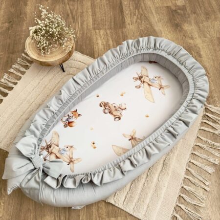 Kokon niemowlęcy z kolekcji DREWNIANE POJAZDY + VELVET szary