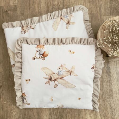 Kołderka + poduszka z wypełnieniem. Kolekcja DREWNIANE POJAZDY + VELVET beż