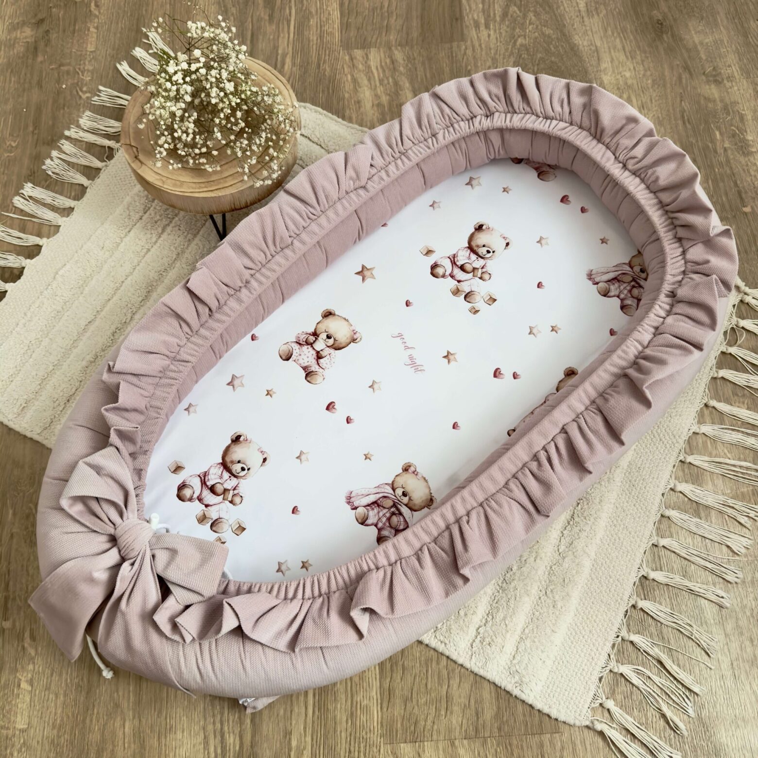 Kokon niemowlęcy z kolekcji ŚPIĄCE MISIE + VELVET brudny róż