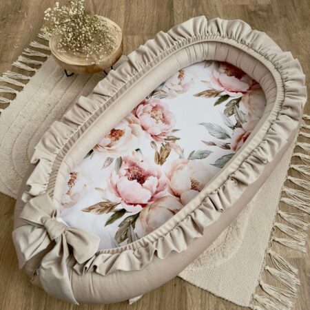 Kokon niemowlęcy z kolekcji PASTELOWE PIWONIE + VELVET beż