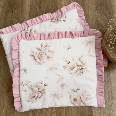 Kołderka + poduszka z wypełnieniem. Kolekcja ANEMONY Z KOKARDKĄ + VELVET róż