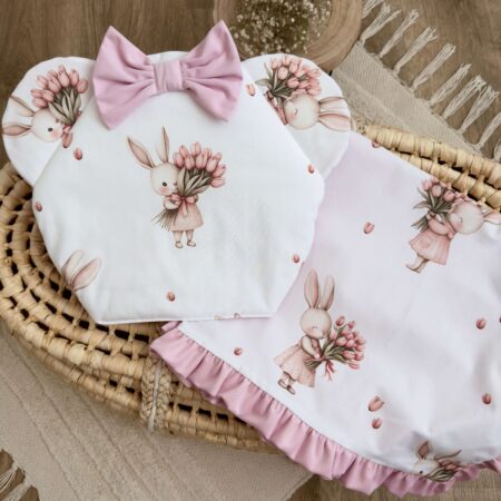 Miękki kocyk dla niemowląt w pastelowym odcieniu, idealny na spacery i do łóżeczka.