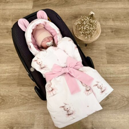 Kołderka do auta. Kolekcja KRÓLICZEK NA KWIATKU + VELVET róż